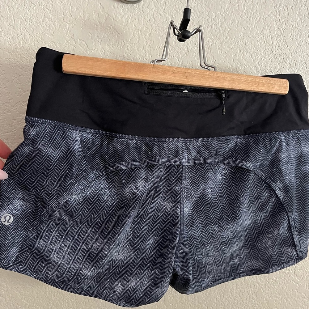 Lululemon speed up low rise with liner short Size 4 black/gray color 2.5” inseam
